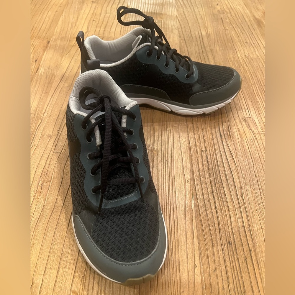 Vionic Dashell Black/Grey Women’s Size 8 Athletic Shoes, New with Box